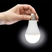 6W LED E27 Birne mit AKKU FUNKTION 2Std. Halterung SET Tageslicht APN62742